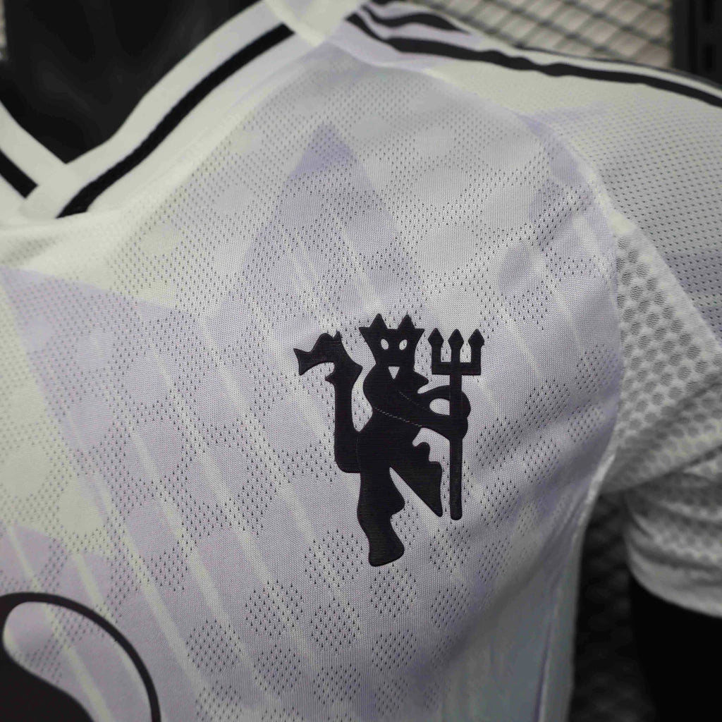 Camisa Manchester United Away II 2025/26 Adidas Jogador Masculina - Branca e Lilás